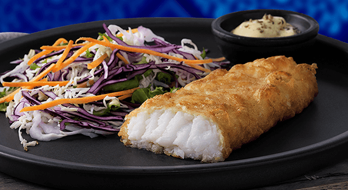 Filetes de Peixe & Polme Crocante com Salada de couve e cenoura