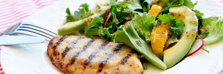 Grelhados de Frango com Salada de Abacate e Vinagrete de Mostarda 