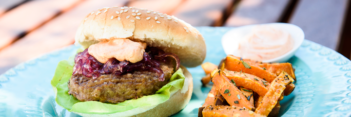 Hambúrgueres com Cebola Caramelizada, Maionese de Pimentão Doce e Batata-Doce