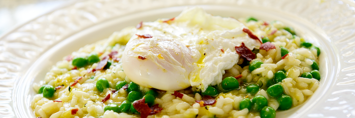 Risotto de Ervilhas com Ovo Escalfado e Presunto Crocante