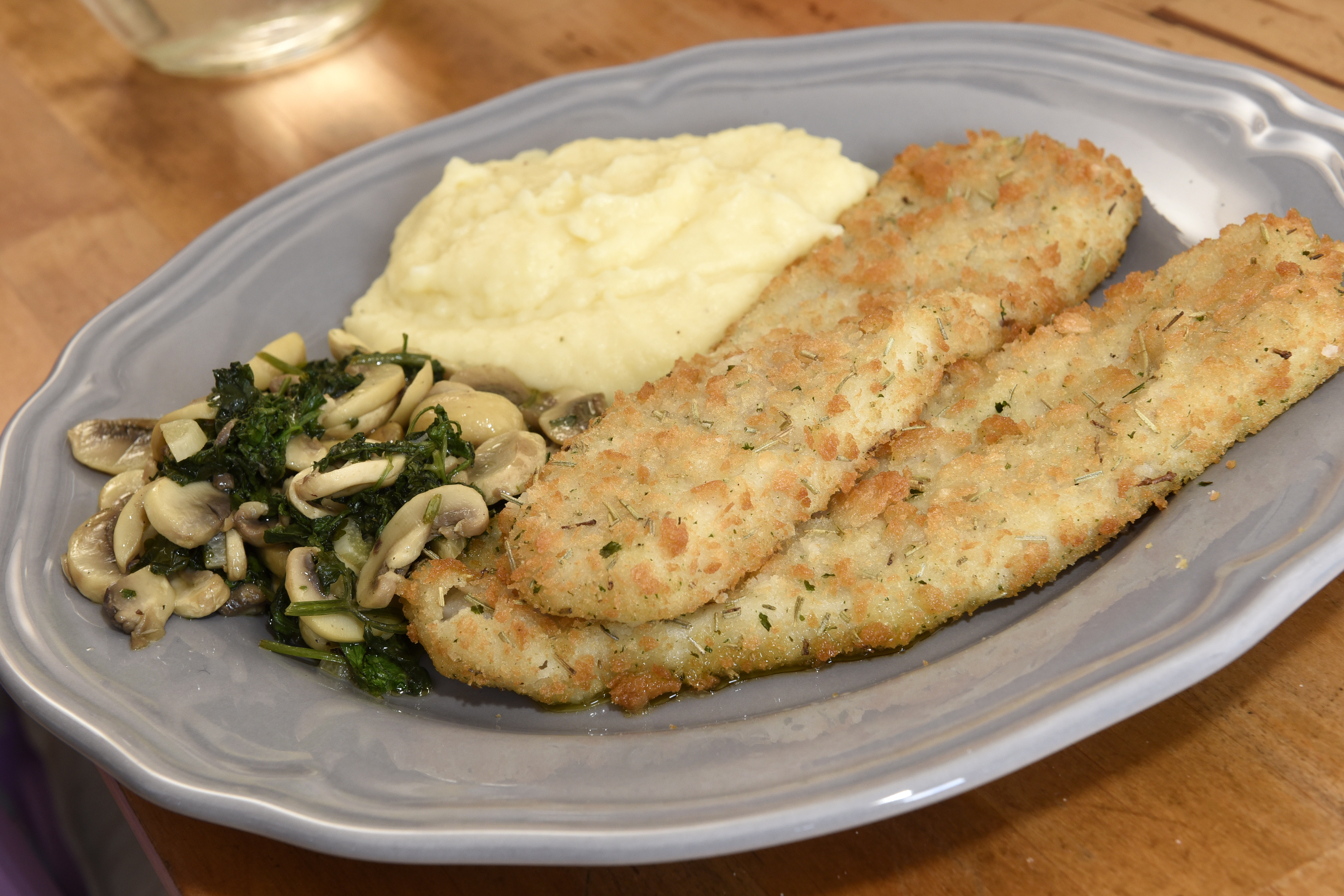 Filetes Primavera com Puré de Batata e Cogumelos à Bulhão Pato