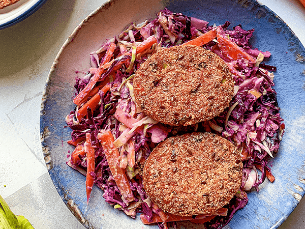 Frau Glória - Mini burgers de beterraba e sementes de linhaça com salada Coleslaw
