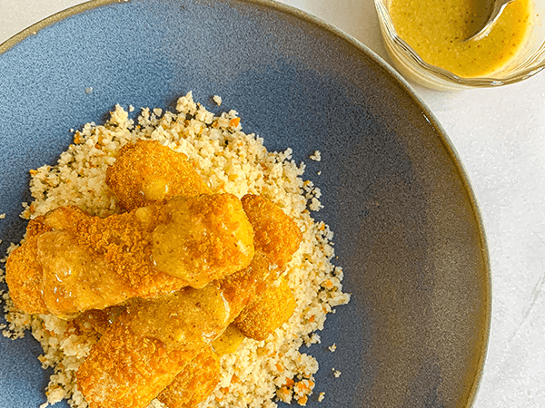 Frau Glória - Douradinhos vegan com arroz de couve-flor e molho vinagrete