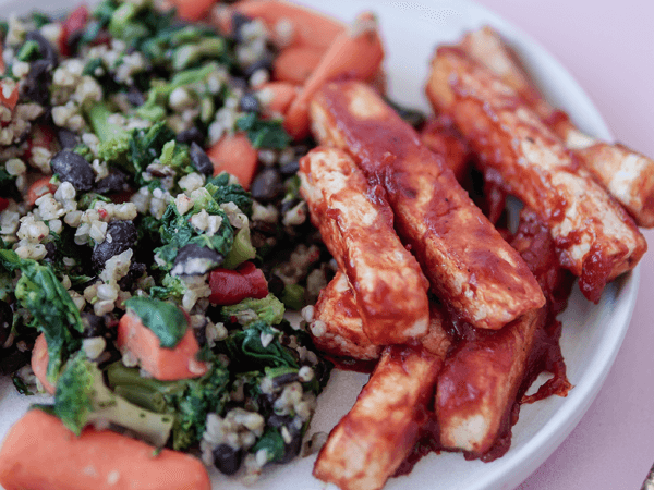 Maria Falcão - Tofu com Veggie Bowl Trigo Sarraceno e bróculos