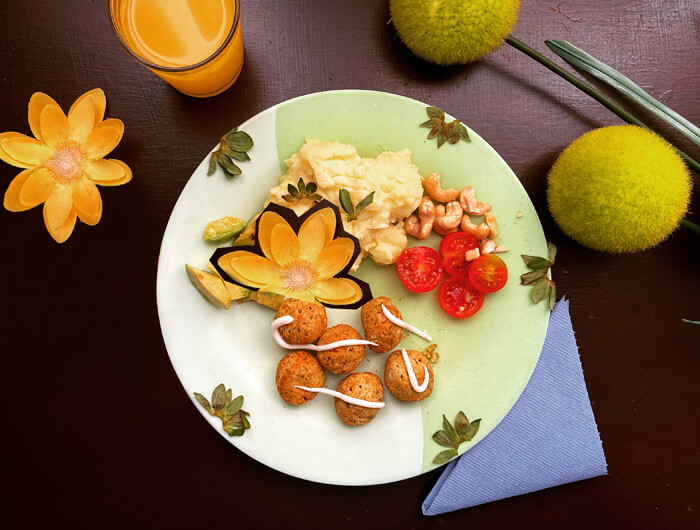 Falafel com Puré de Batata, Molho de Iogurte e Cajus