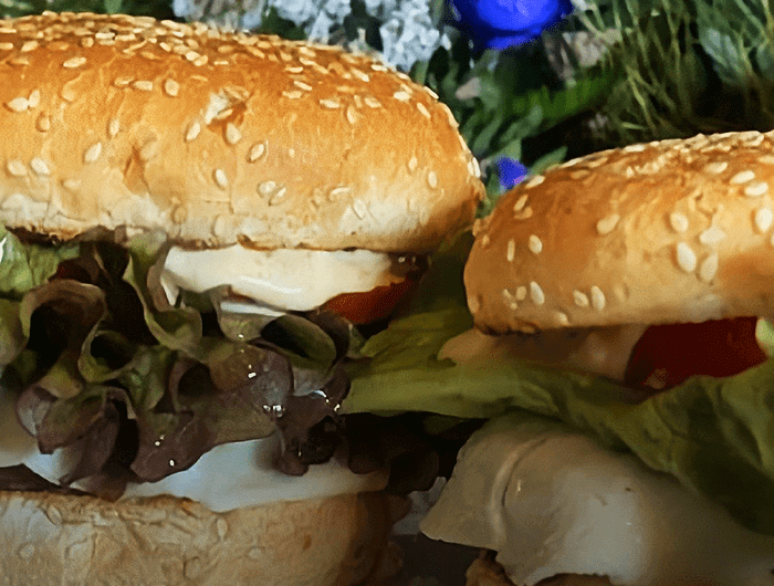 Hambúrguer vegetal com legumes assados