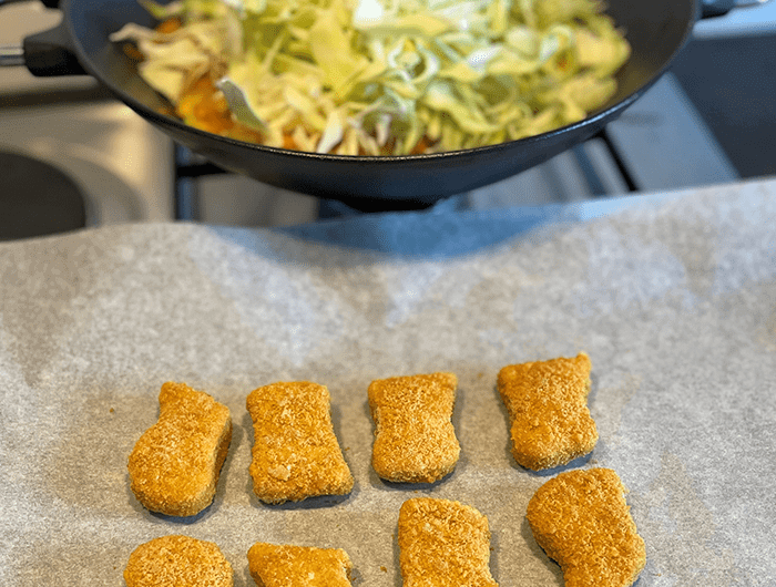 Nuggets com legumes salteados