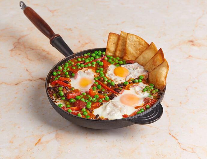 Chili Vegetariano com Ervilhas e Ovos Escalfados