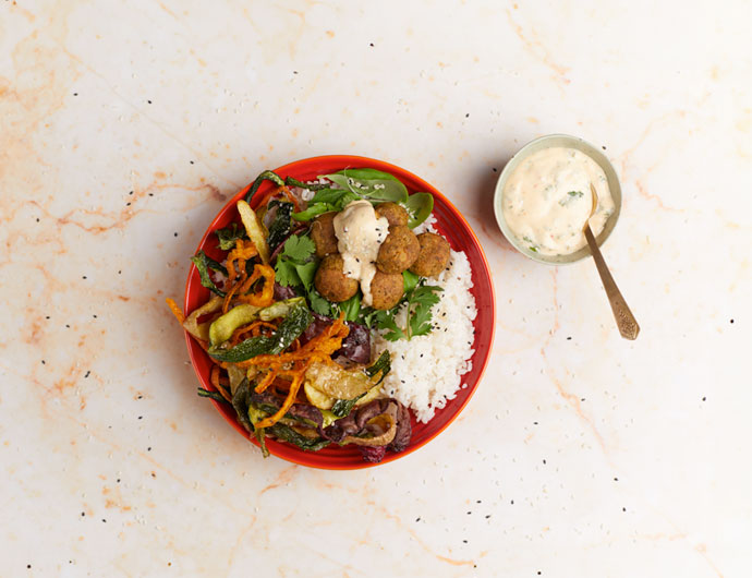 Salada de Cascas com Arroz e Falafel