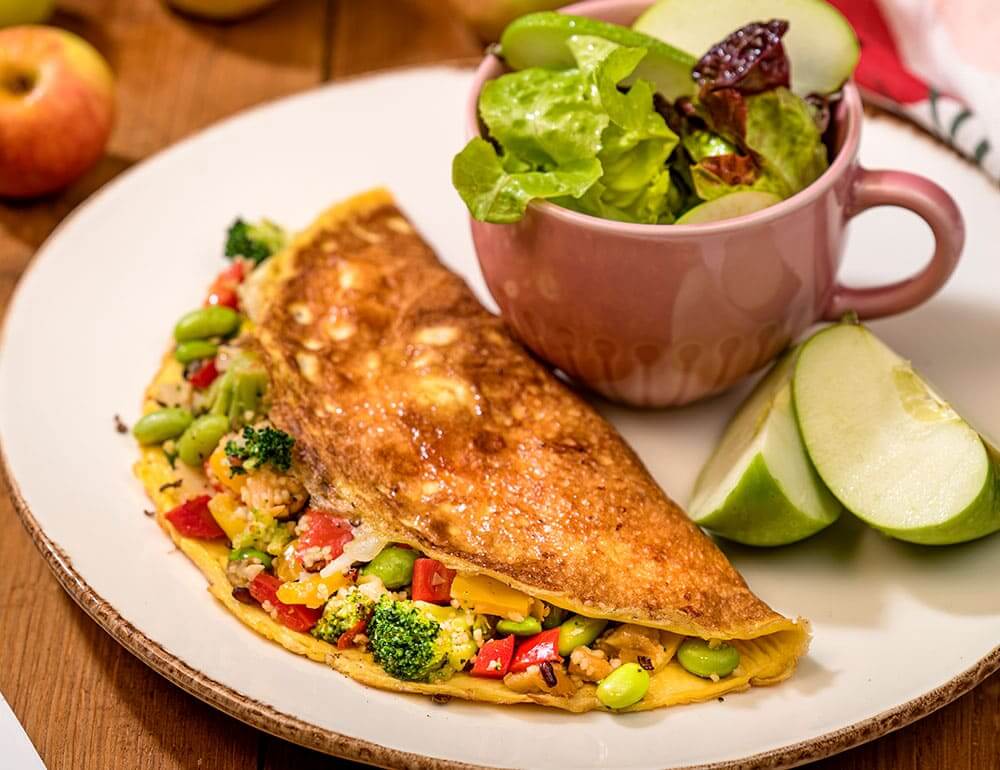 Crepe lowcarb com recheio de couscous e edamame com salada de alface e maçã verde