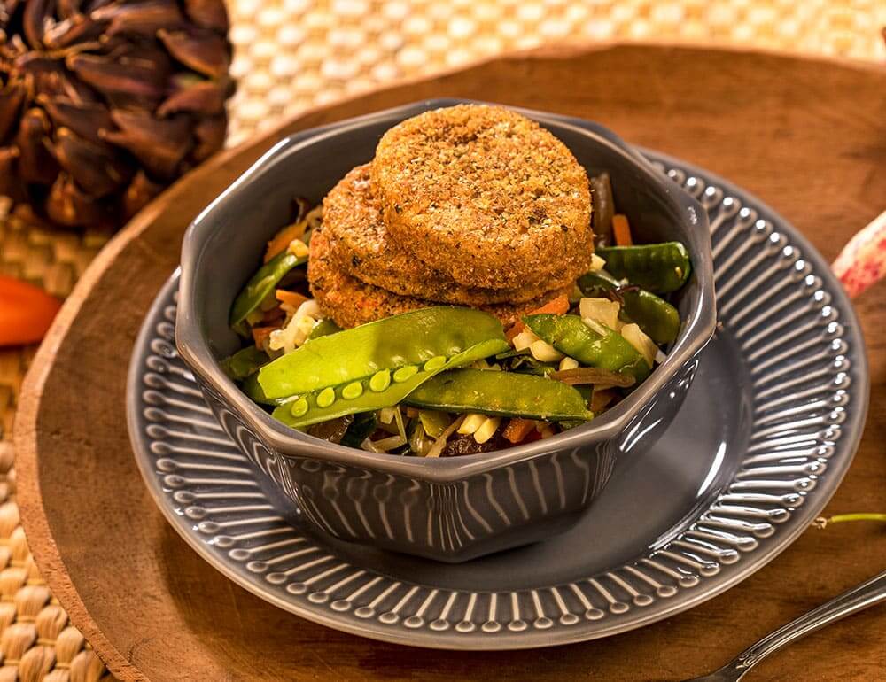Mini Burgers de batata doce e quinoa com legumes chineses
