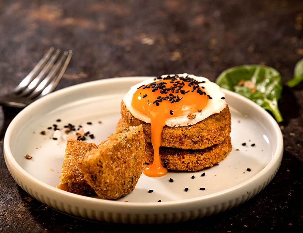 Ovo estrelado com mini burguer de batata doce e quinoa