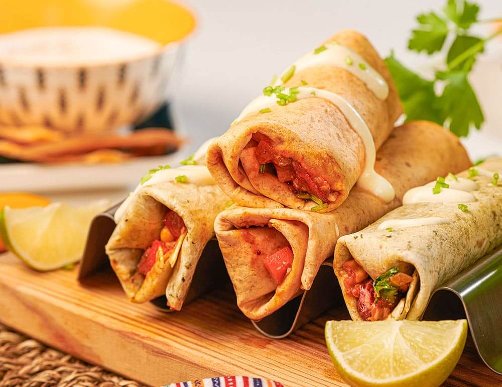 Tacos com Chili sin carne, alface, cenoura e molho de queijo e ervas