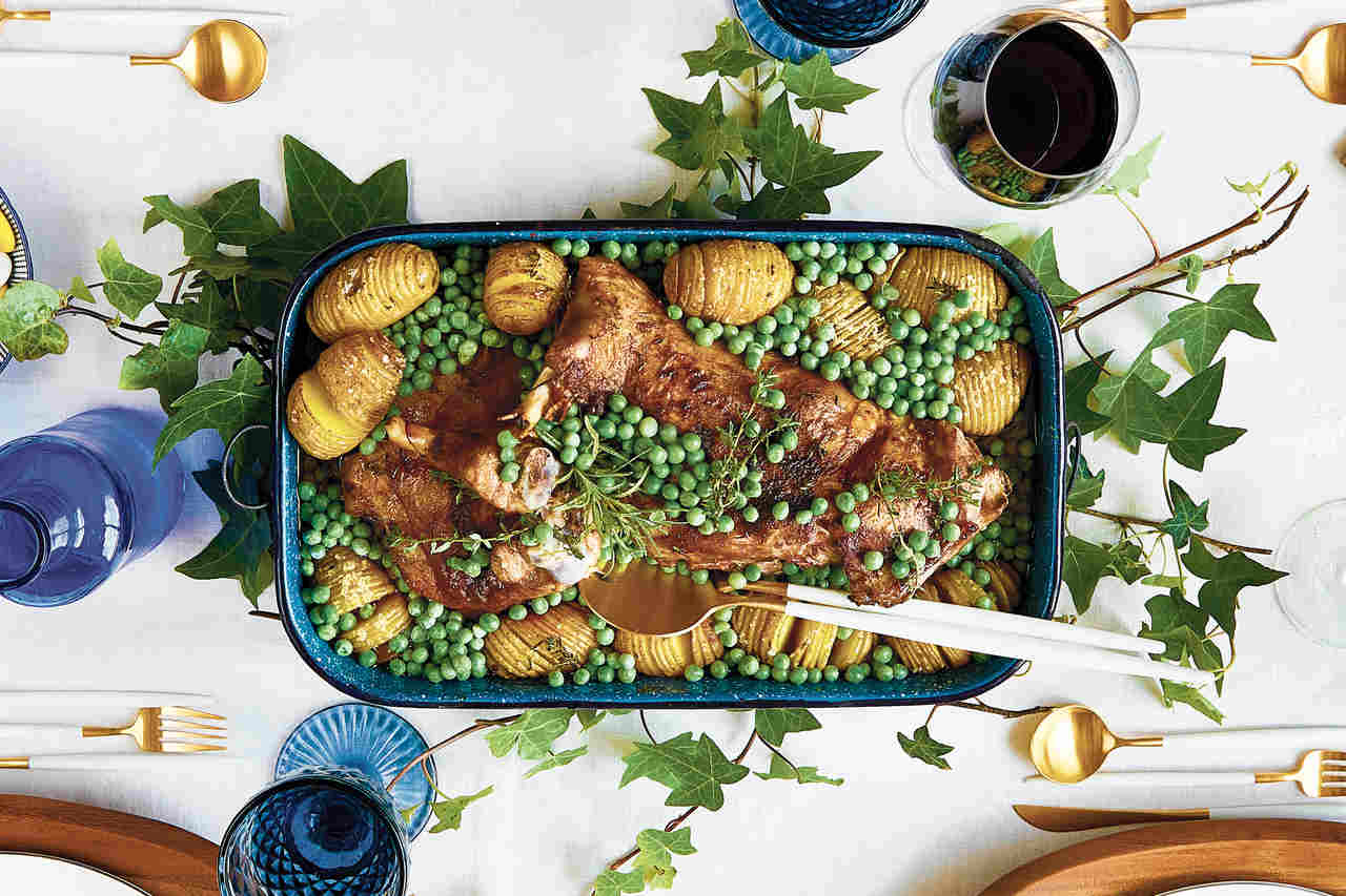 Cabrito assado com uma mão cheia de ervilhas