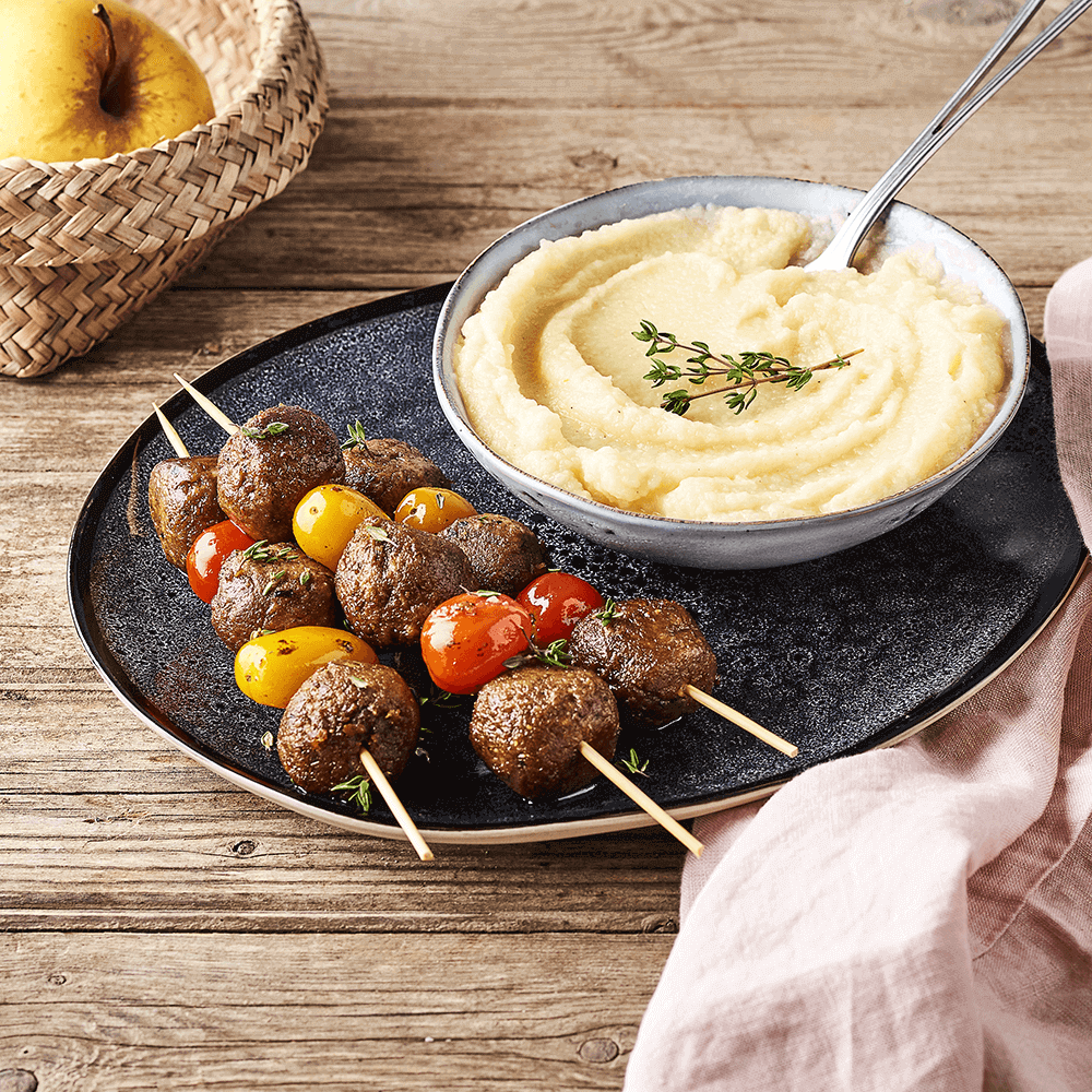 Espetada de almôndegas vegetais e puré de aipo com maçã