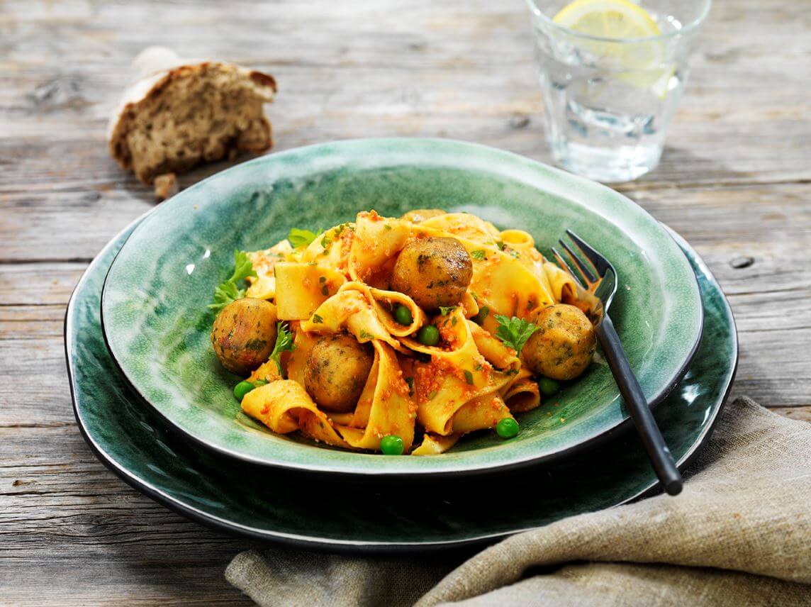 Falafel com fettuccine, pimento vermelho e amêndoas