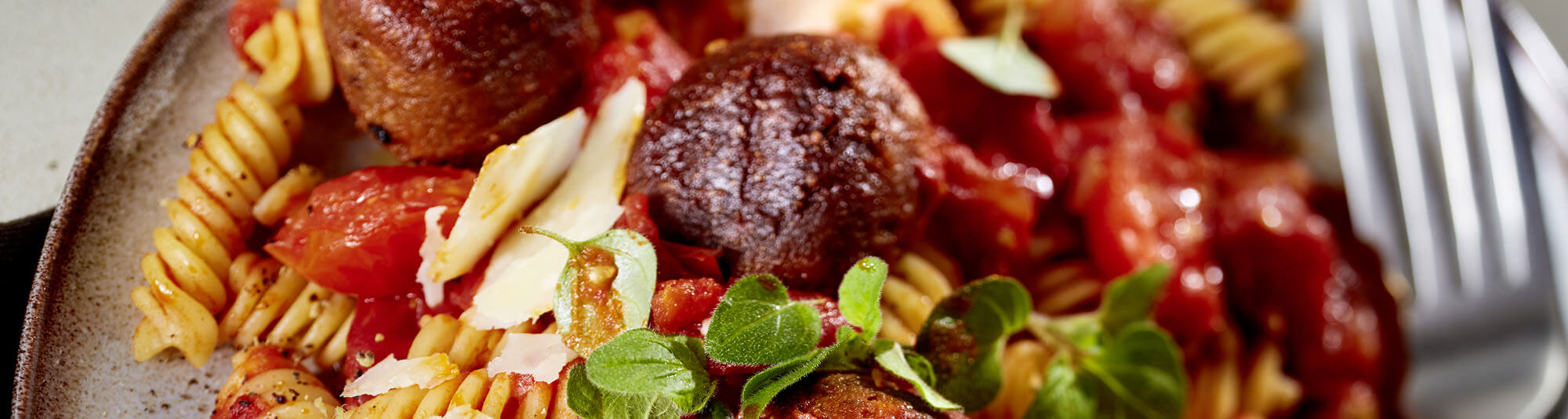 Fusilli com almôndegas de tomate