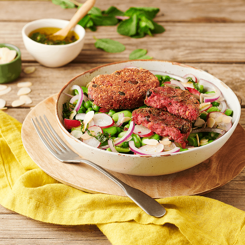 Burgers de beterraba com salada de ervilhas e favas