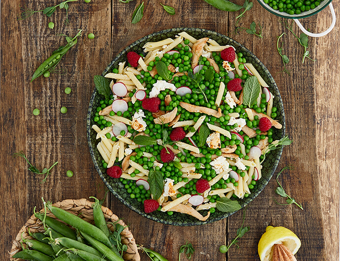Salada de Ervilhas com Feta Assado e Penne