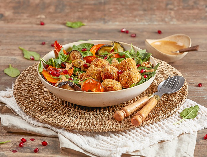 Bites de batata-doce com salada de legumes assados e molho de amendoim