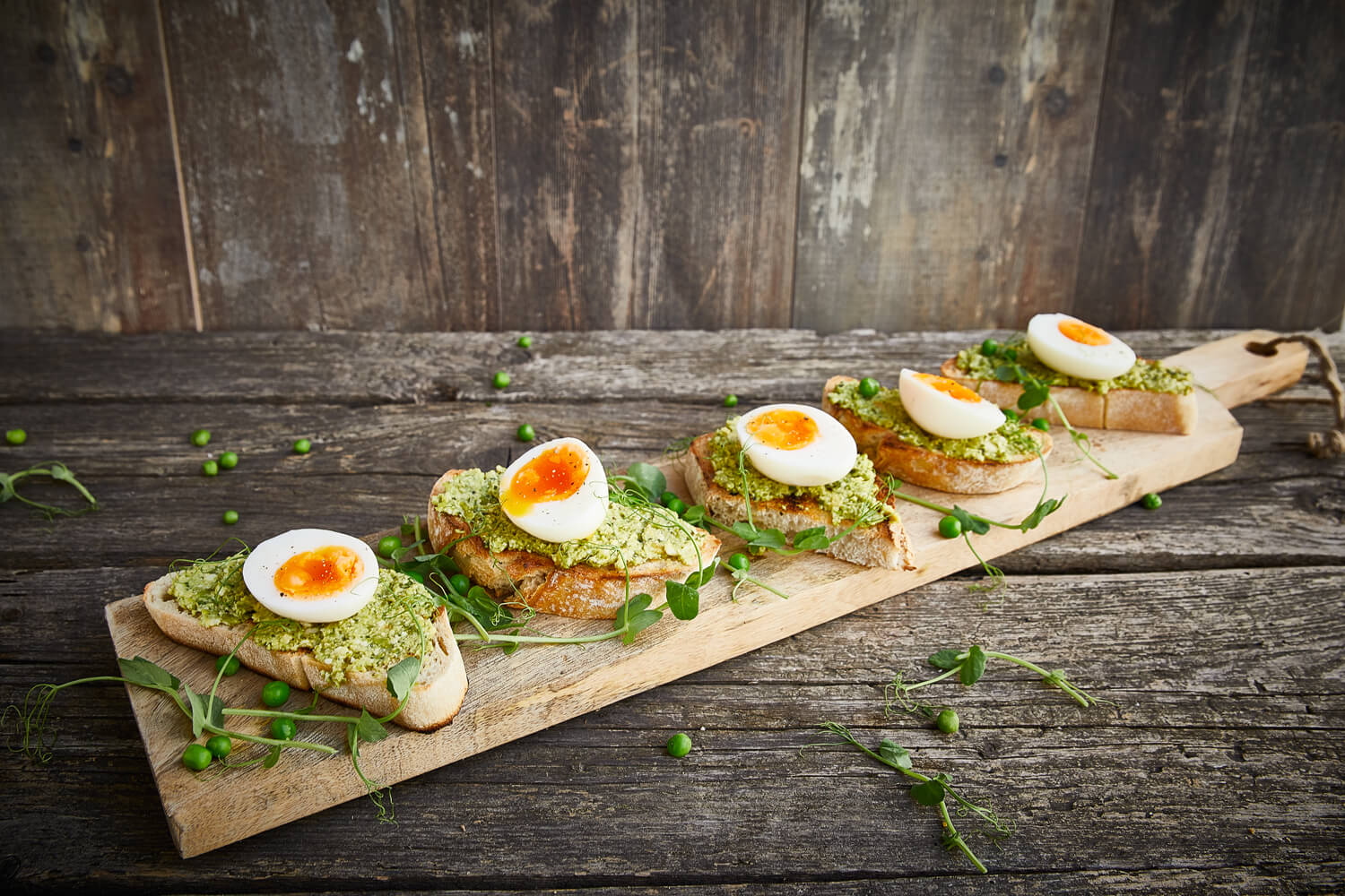 Bruschetta de Puré de Ervilha com Menta e Ovo Cozido