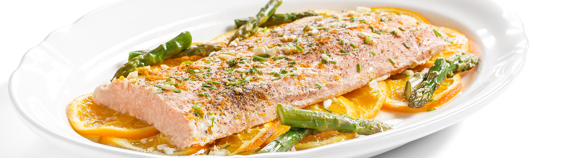 Salmão no Forno com Espargos e Laranja