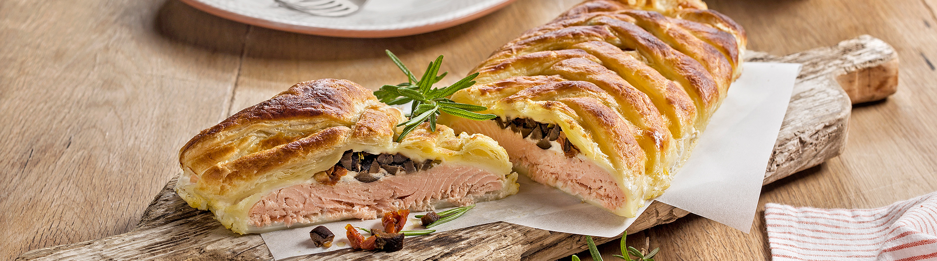 Folhado de Salmão Entrançado com Tomate Seco e Alecrim