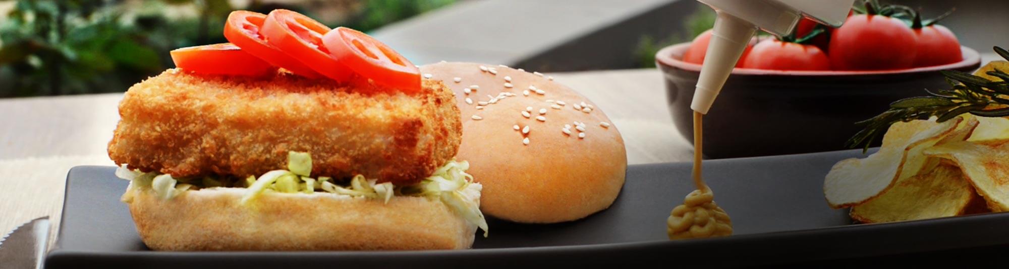 Big Burger de Peixe com Batatas Fritas Rústicas com Alecrim