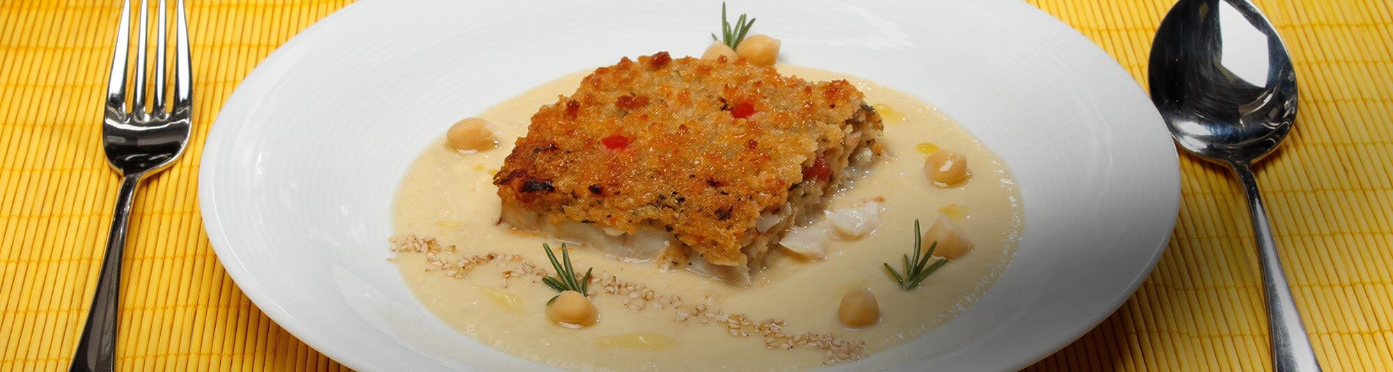 Gratinados de Peixe com Tomate sobre Puré de Creme de Grão-de-Bico com Sésamo