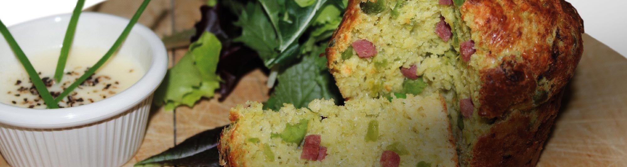 Muffin com Ervilhas, Bacon e Molho de Queijo