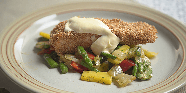 Salmão com Sementes de Sésamo e Legumes