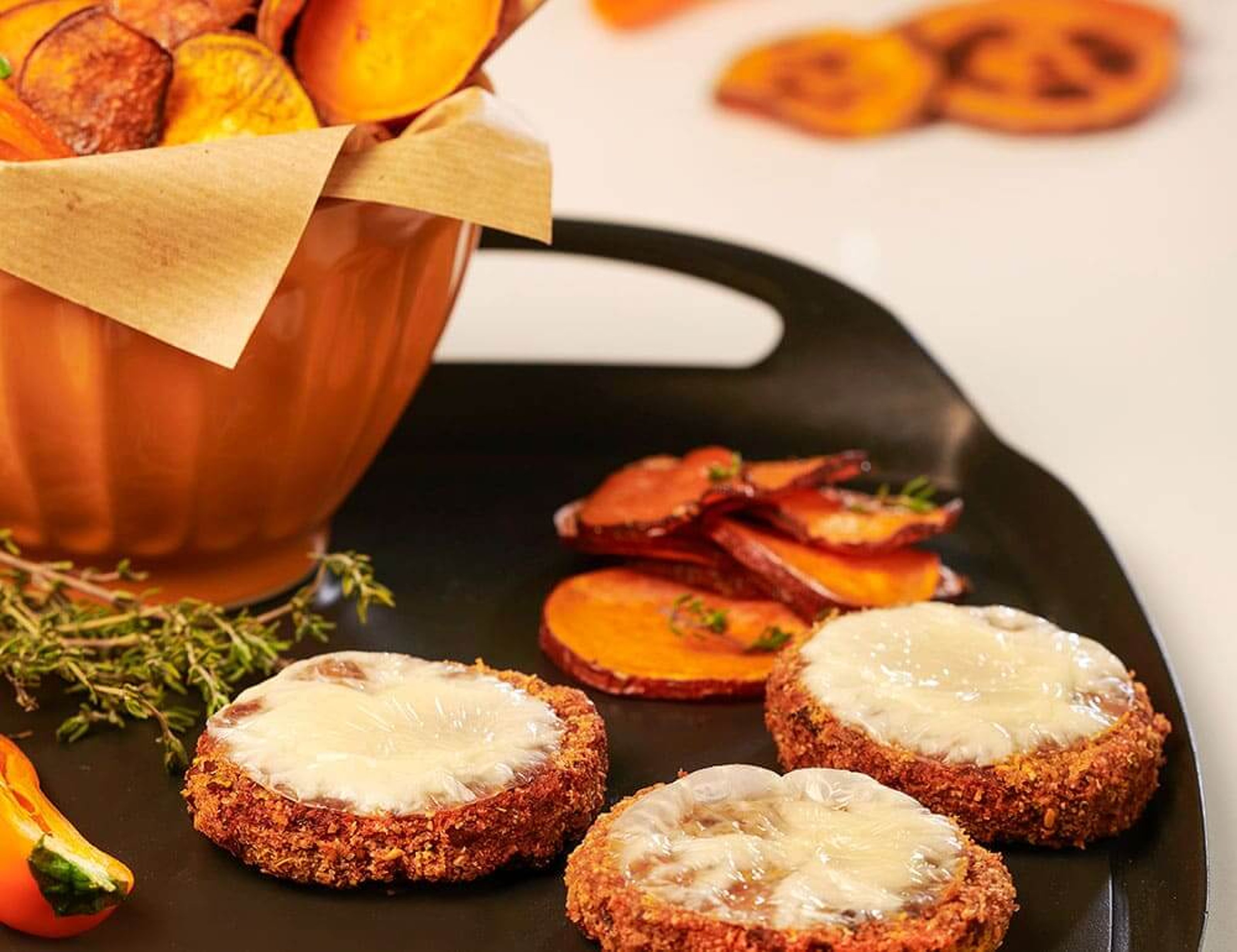 mini-cheese-burger-de-beterraba-com-chips-de-legumes-e-batata-doce.jpg